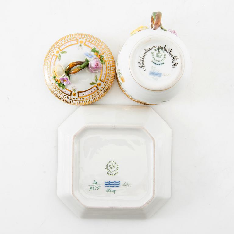 Crèmekopp med lock och fat, porslin, "Flora Danica", Royal Copenhagen, Danmark.