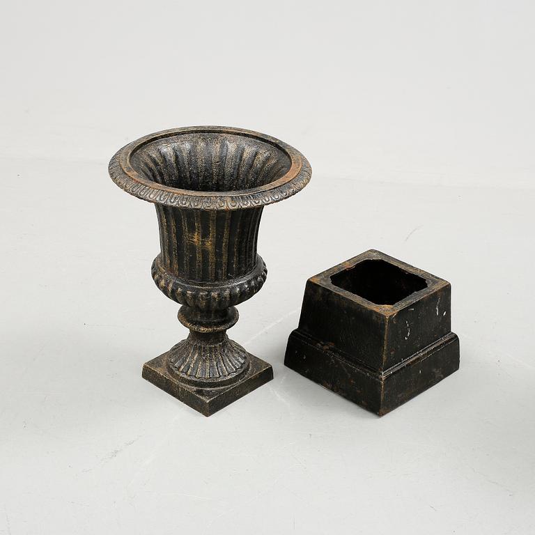 TRÄDGÅRDSURNOR, ett par, gjutjärn, 1800/1900-tal.