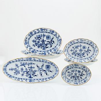 Servis, 134 delar, porslin,"Zwiebelmuster/lökmönstret", Meissen, olika åldrar.