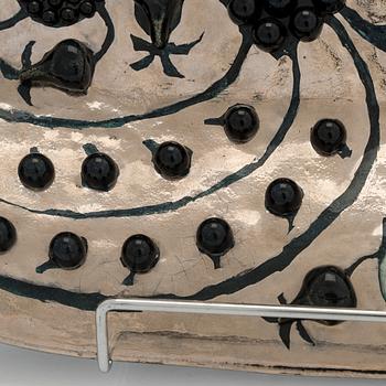 Birger Kaipiainen, a stoneware decorative dish signed Kaipiainen Arabia.