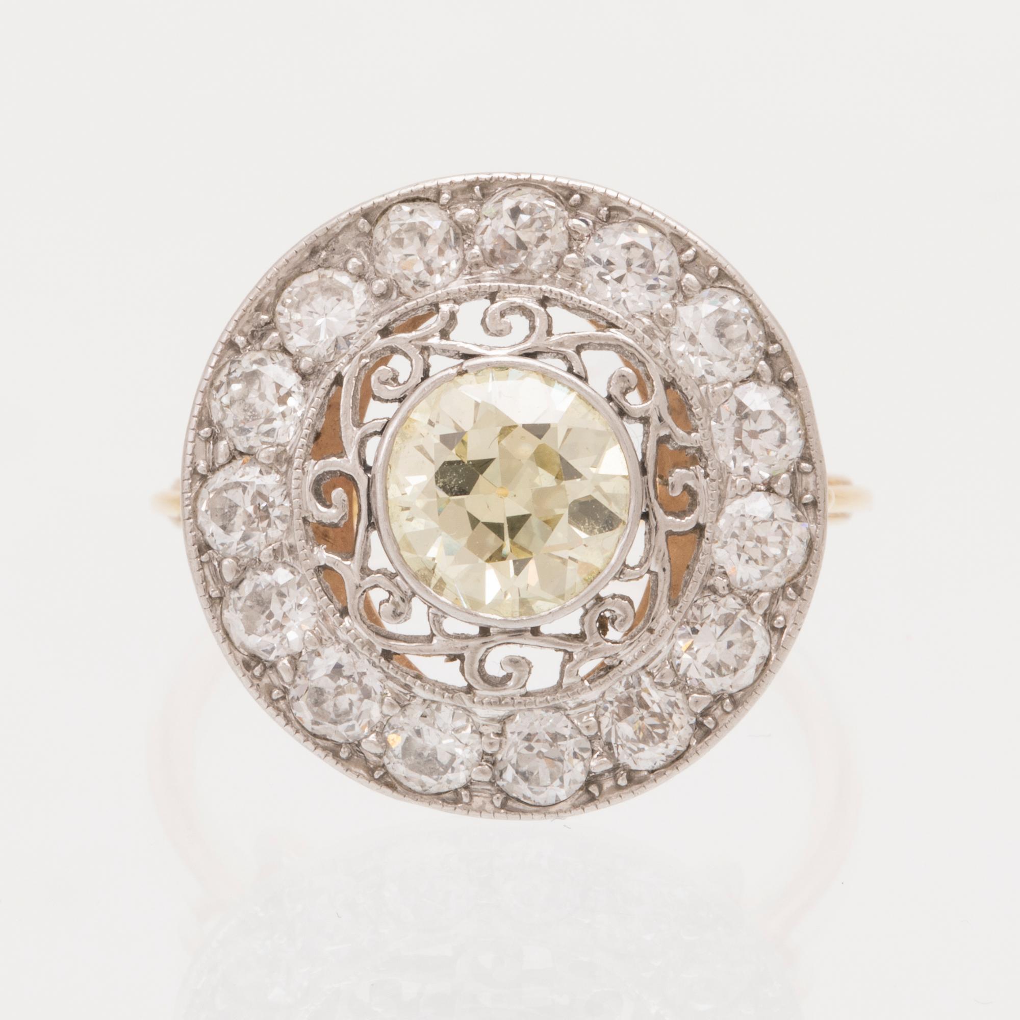 Ring 21K vitt och rött guld med gammalslipade diamanter.