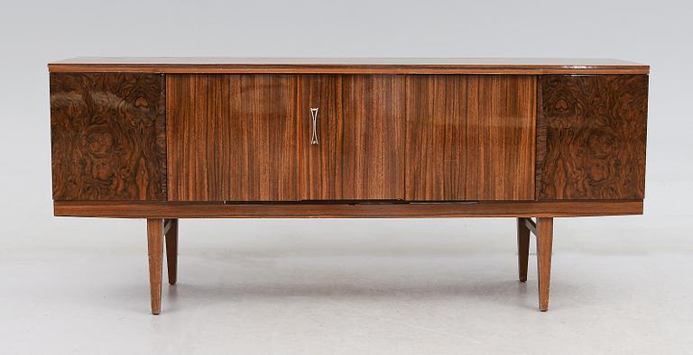 SIDEBOARD, Beautility, England, 1900-talets andra hälft.