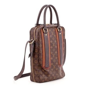 450. LOUIS VUITTON, a monogram canvas messenger bag.