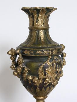 BORDSPENDYL samt URNOR, 2 st, Louis XVI-stil, 1900-tal.