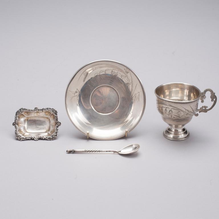 KAFFEKOPP med KAFFESKED och SYNÅLSSKÅL, silver, Ryssland 1800-talets slut. Totalvikt 192,8 g.