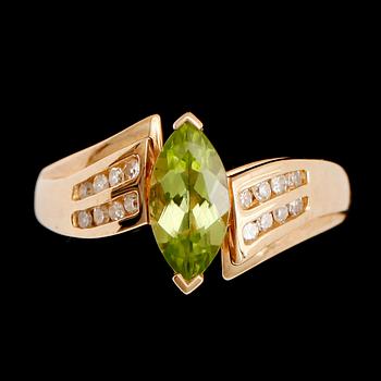 RING, 10 k guld, peridot ca 1.0 ct samt briljanter tot ca 0.16 ct.