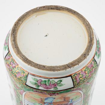 A porcelain vase, Canton, Qing dynasty, 19th Century.