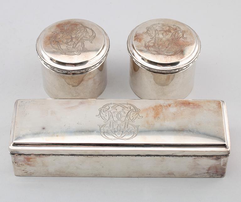DOSOR, 3 delar, silver, C.G Hallberg, Stockholm 1917. Vikt ca 670 g.