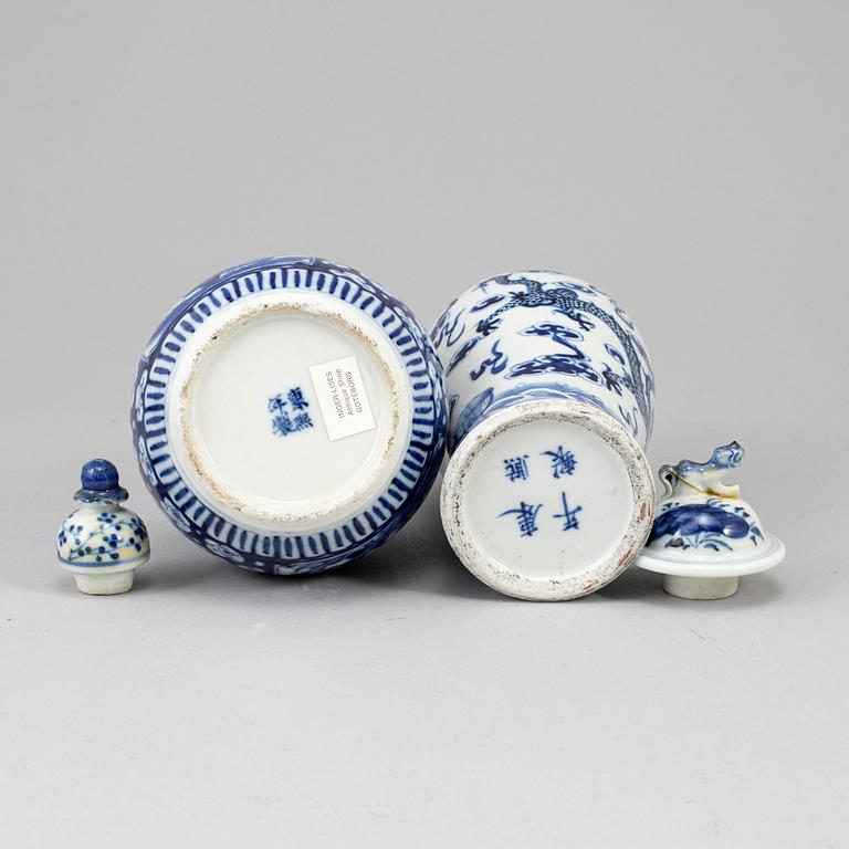 Two blue and white vases with covers, Qing dynasty, Qianlong (1736-95).