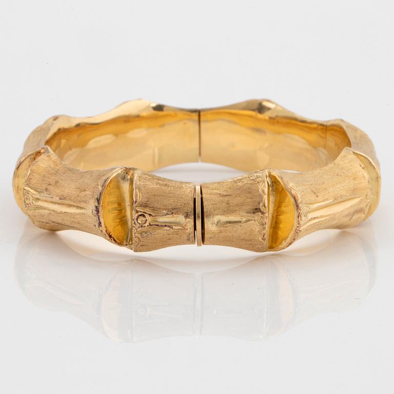 An 18K gold bangle.