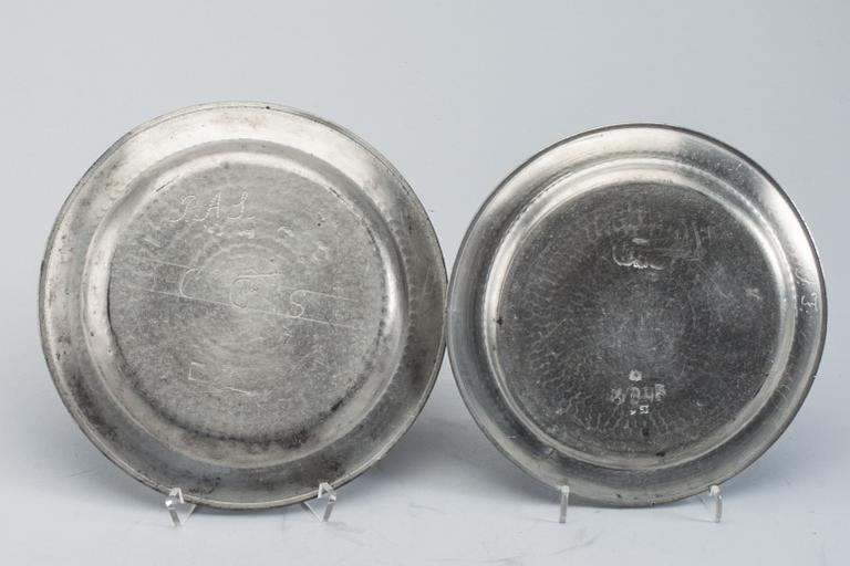 TALLRIKAR, 2 st, tenn. Anders Samuel Wetterqvist(1766-1793) o Johan Erik Schult(1775-1820) Stockholm.