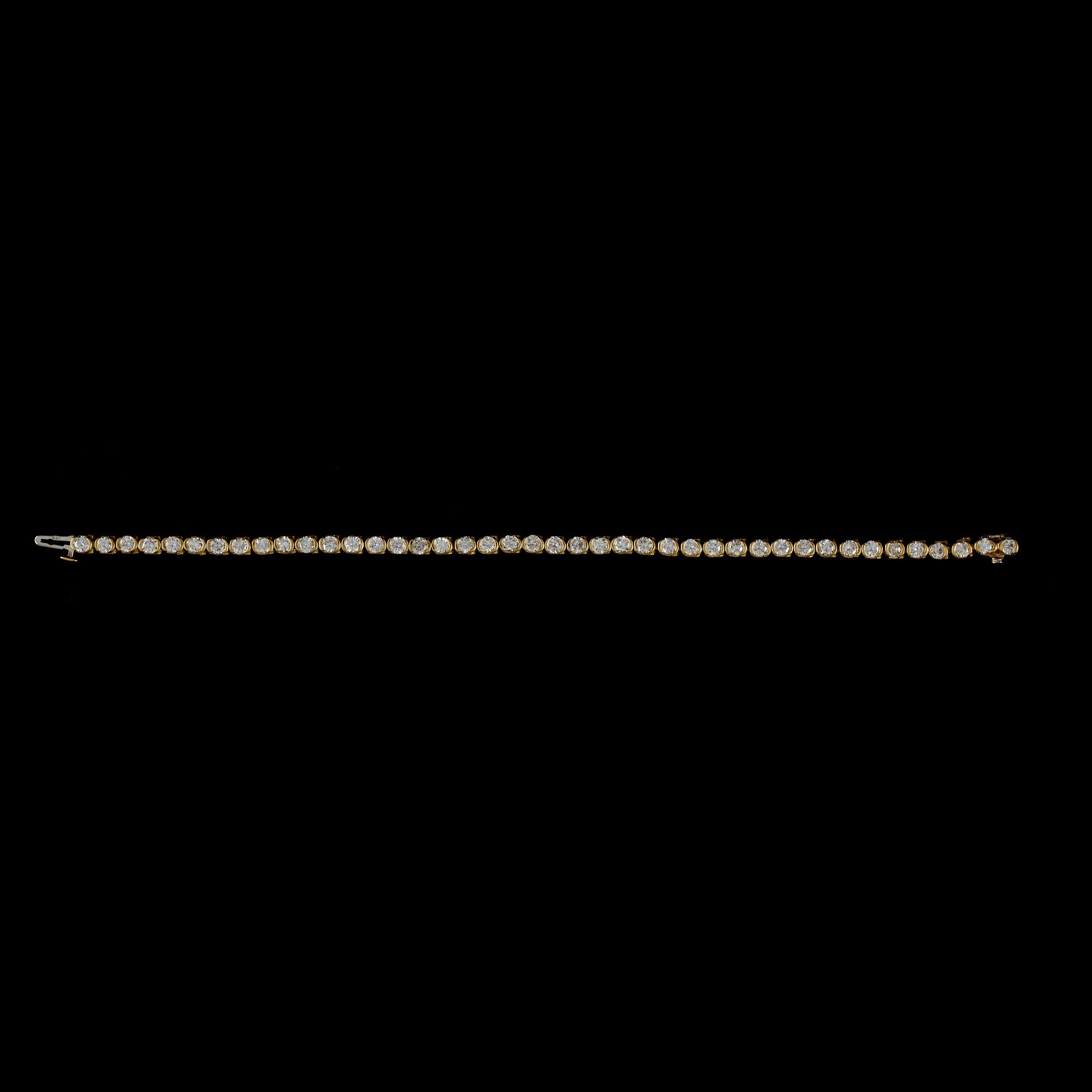 ARMBAND, 18k guld med briljantslipade diamanter tot ca 3,78ct. Vikt ca 12,7 gram.
