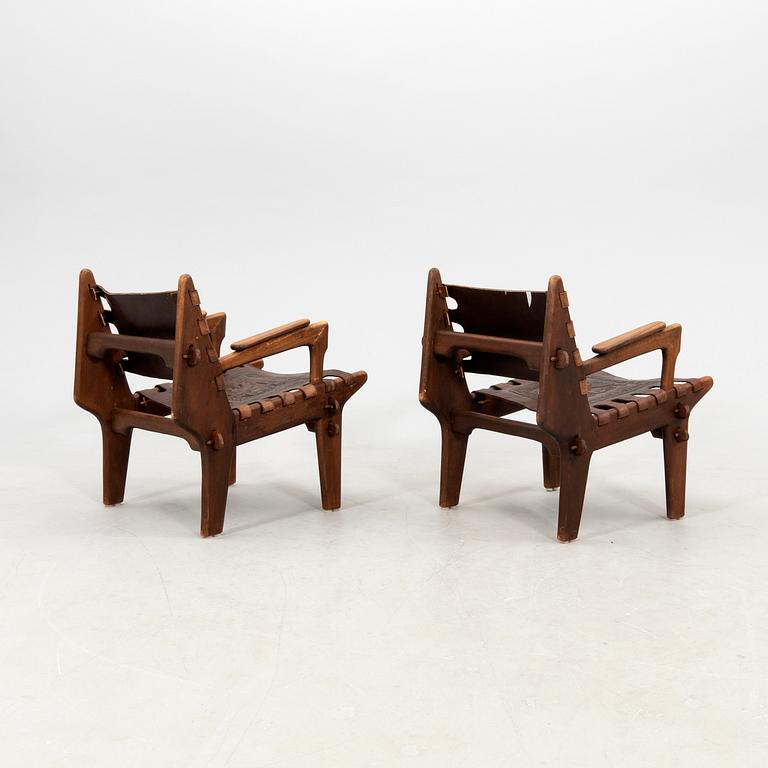 Angel Pazmino, karmstolar ett par för Muebles De Estilo Ecuador 1960-tal.