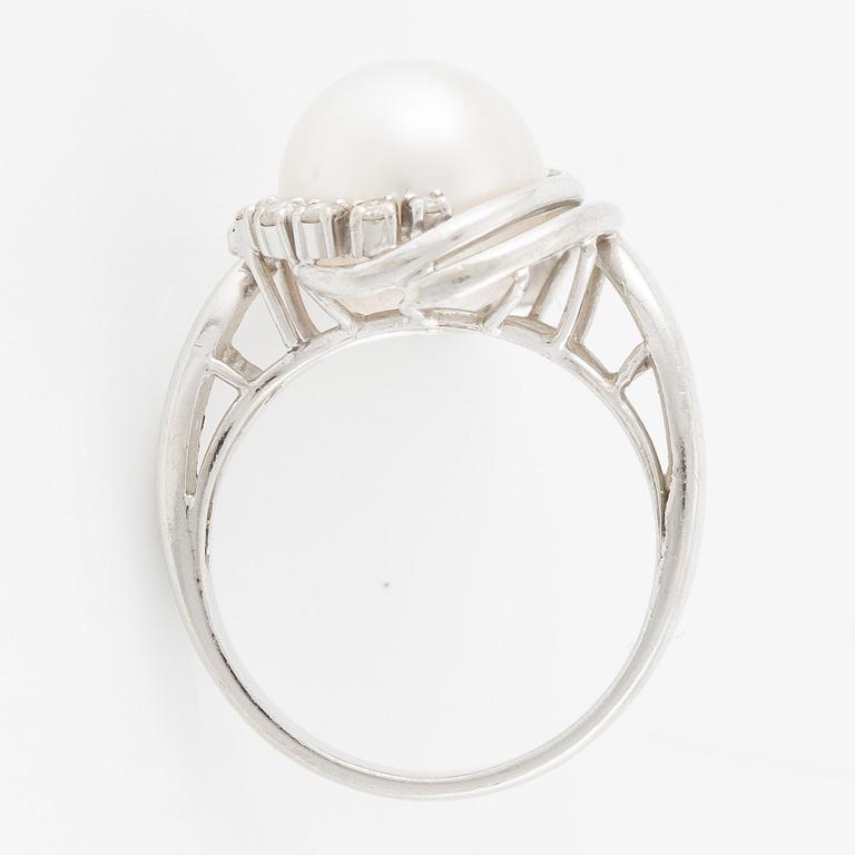 Ring platina med pärla och briljantslipade diamanter.
