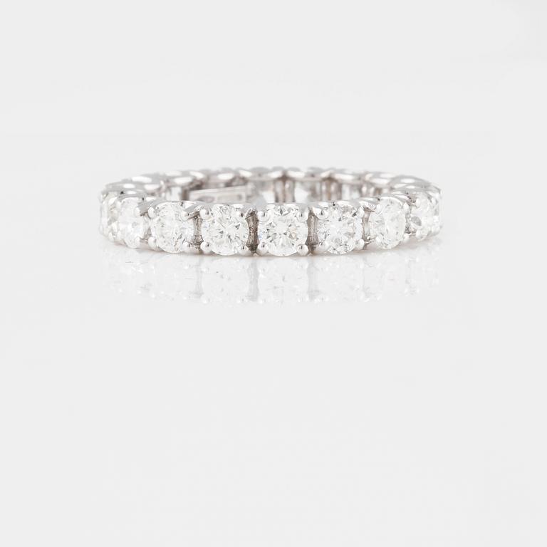 RING, sk eternityring, med briljantslipade diamanter, ca 2.60 ct.