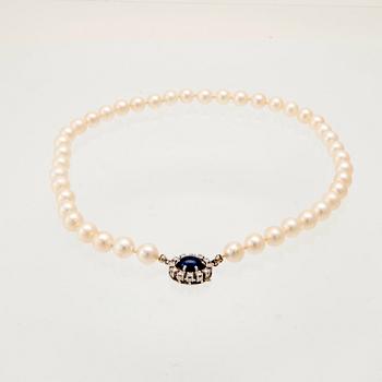 Necklace with cultured pearls, clasp in 18K white gold with cabochon-cut sapphire and round brilliant-cut diamonds.
