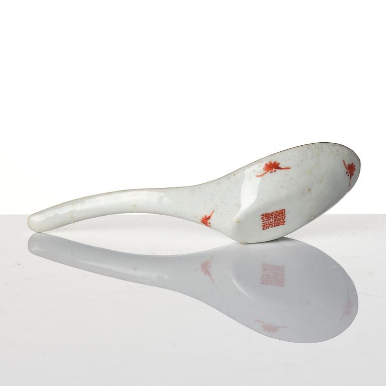 A Chinese porcelain dish and a spoon, late Qing dynasty / around 1900.