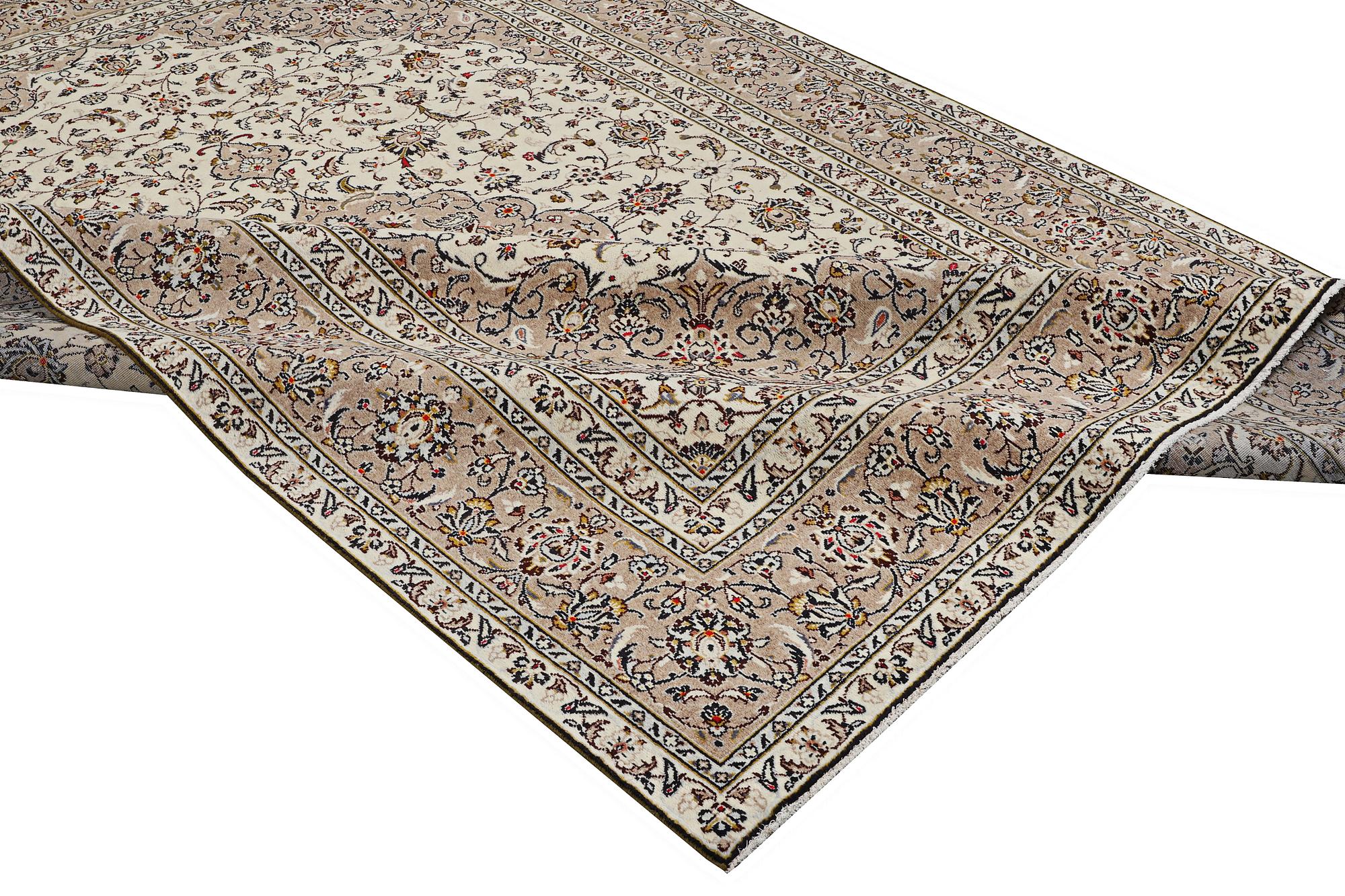 A carpet, Kashan, ca 341 x 240 cm.