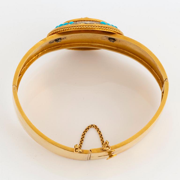 An 18K gold and enamel bangle set with turquoises.