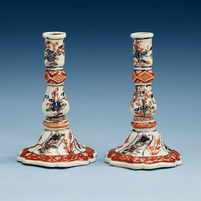 A pair of imari candle sticks, Qing dynasty, Kangxi (1662-1722).