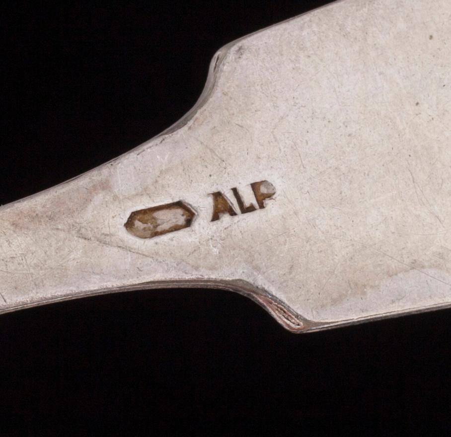 BESTICK, 35 delar, silver och nysilver, engelska, finska, ryska stämplar, 1845-1900-talets mitt. Total silvervikt 465 g.