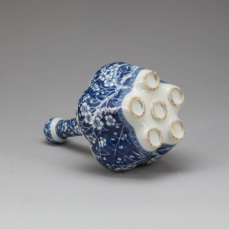 TULPANVAS, porslin, Kina, sen Qing. 1800-tal.