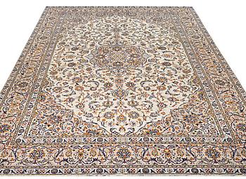 A Kashan carpet, c. 400 x 289 cm.