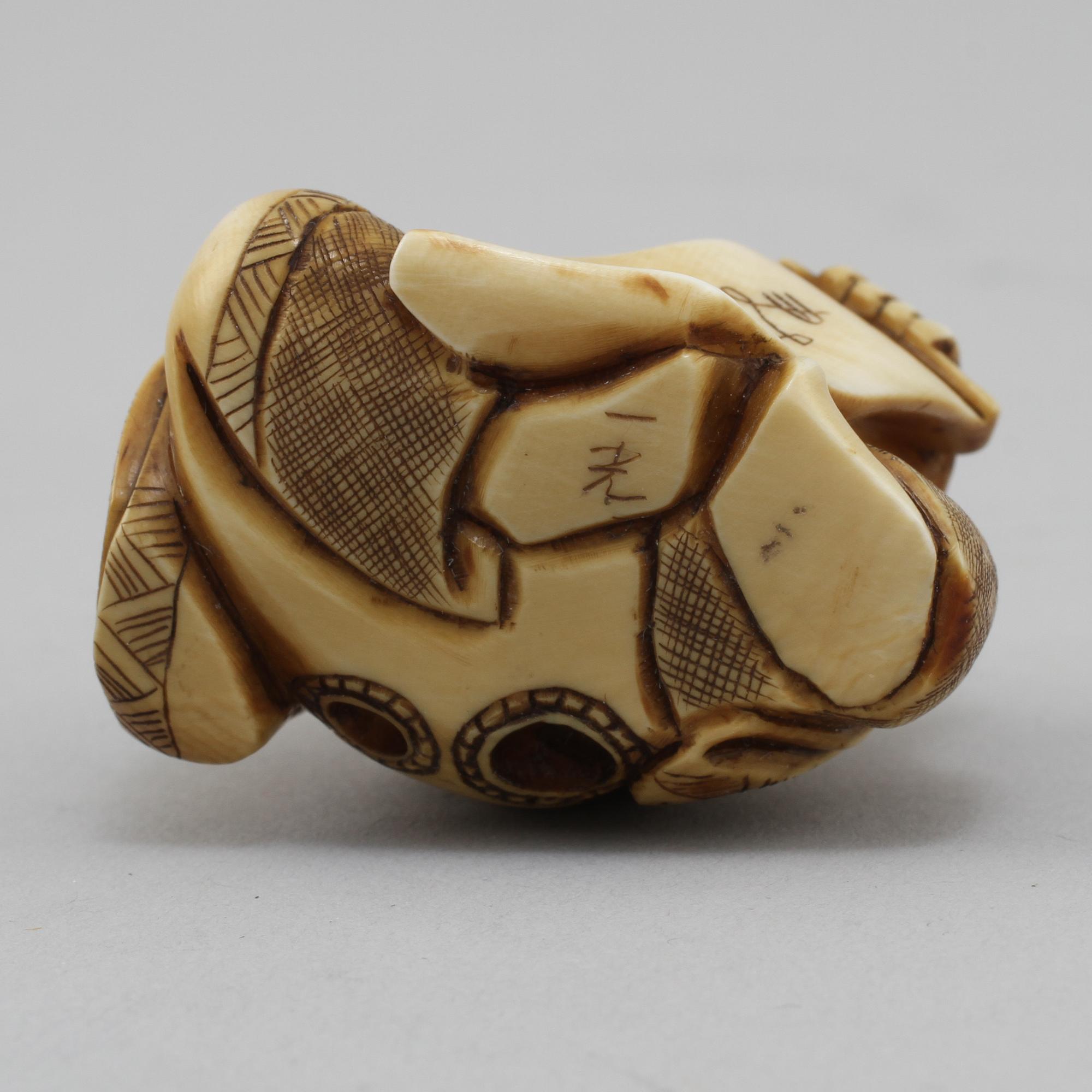 NETSUKE, ben, Japan, signerad, 1900-talets första hälft.