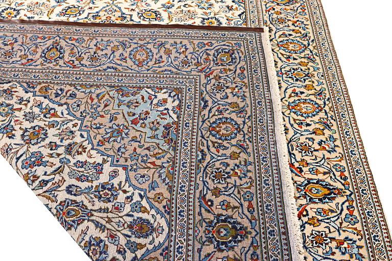 A Kashan carpet, a. 351 x 245 cm.