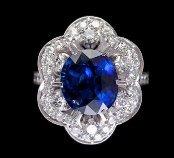 976. RING, blå safir, 3.62 ct, med briljantslipade diamanter, tot. ca 1 ct. Stockholm 1980.
