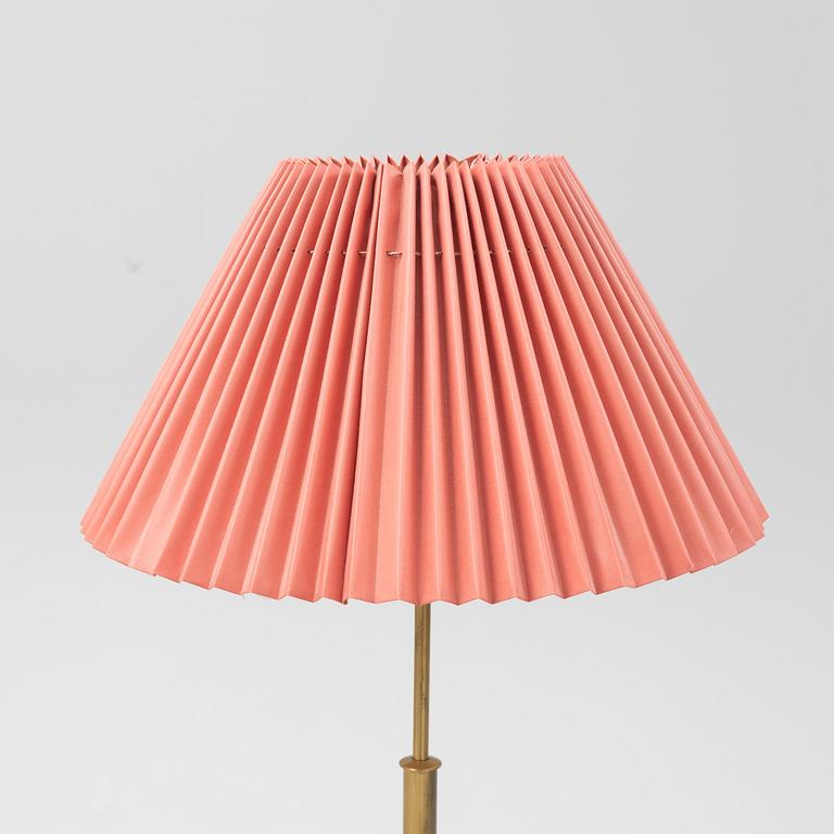 Josef Frank, golvlampa, modell 2148, Firma Svenskt Tenn.