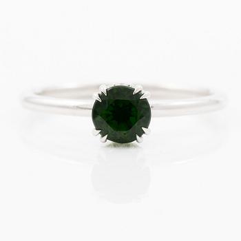 Ring 14K white gold with chrome diopside and brilliant-cut diamonds.