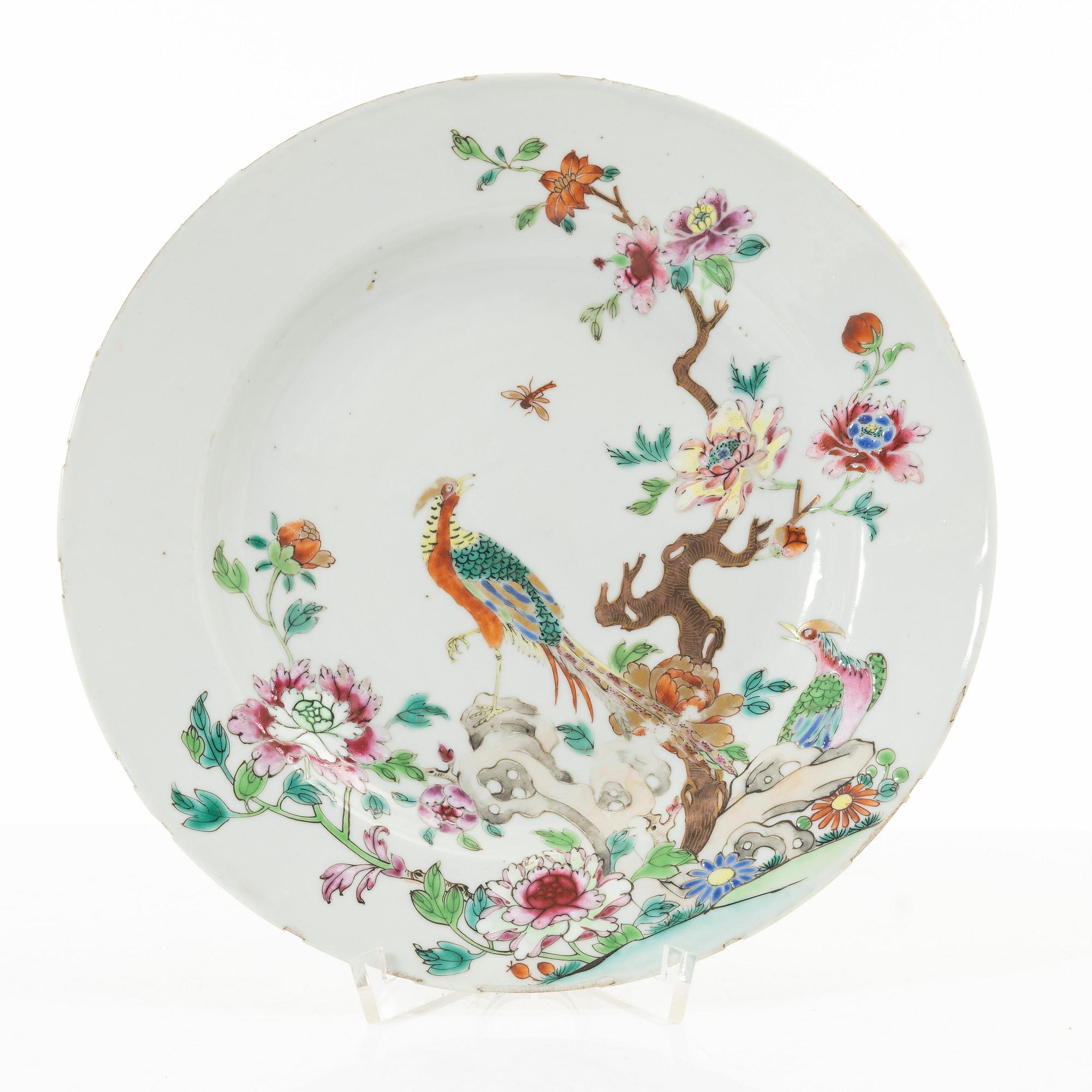 Tallrikar, tre stycken, porslin. Qingdynastin, 1700-tal.