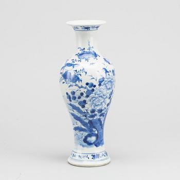 A PORCELAIN VASE, China, around year 1900.