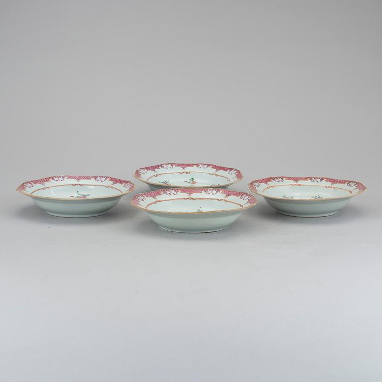 BÄRTALLRIKAR, 4 st. kompaniporslin, Kina, Qingdynastin, Qianlong (1736-95).