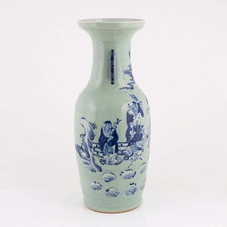 A Chinese porcelain vase, Qing dynasty, late 19th Century.