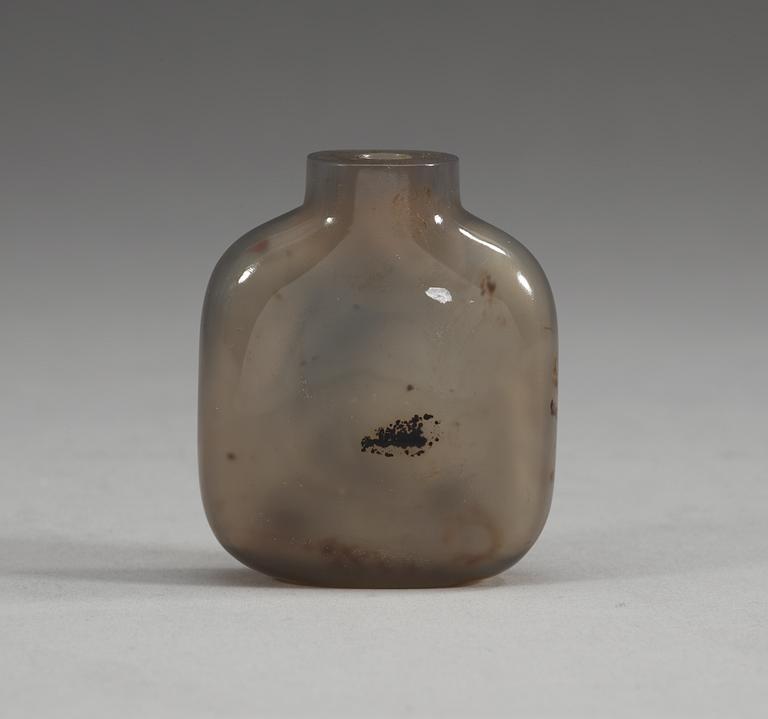 An agathe snuff bottle, Qing dynasty.