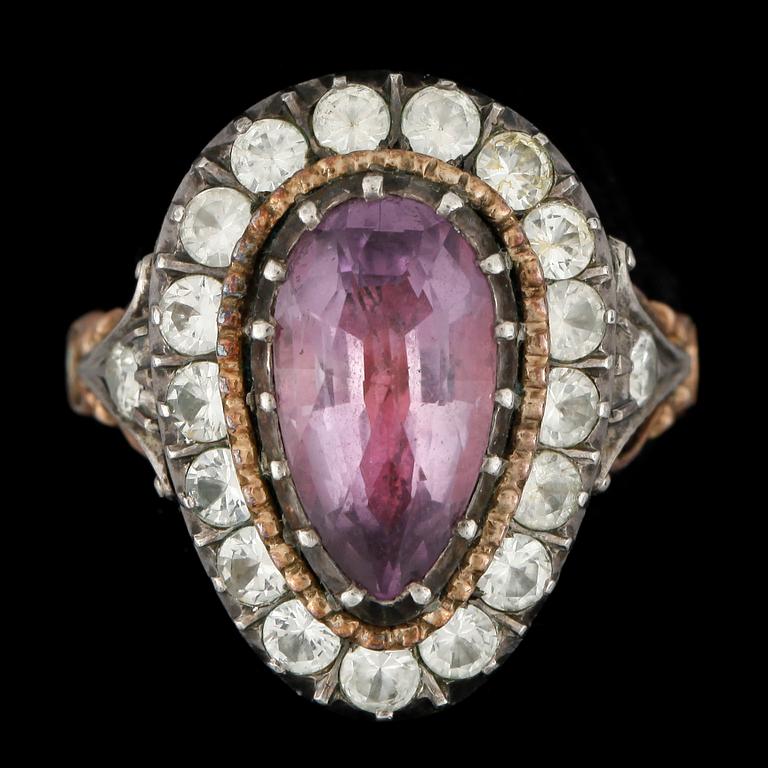 RING, 18k guld och silver med lila sten och vita pastestenar, omkring 1900. Vikt 6,3g.