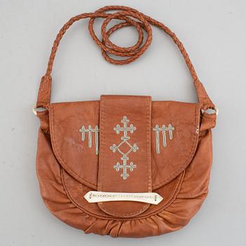 Samiska arbeten, väska, 2 st armband och 2 st broscher.