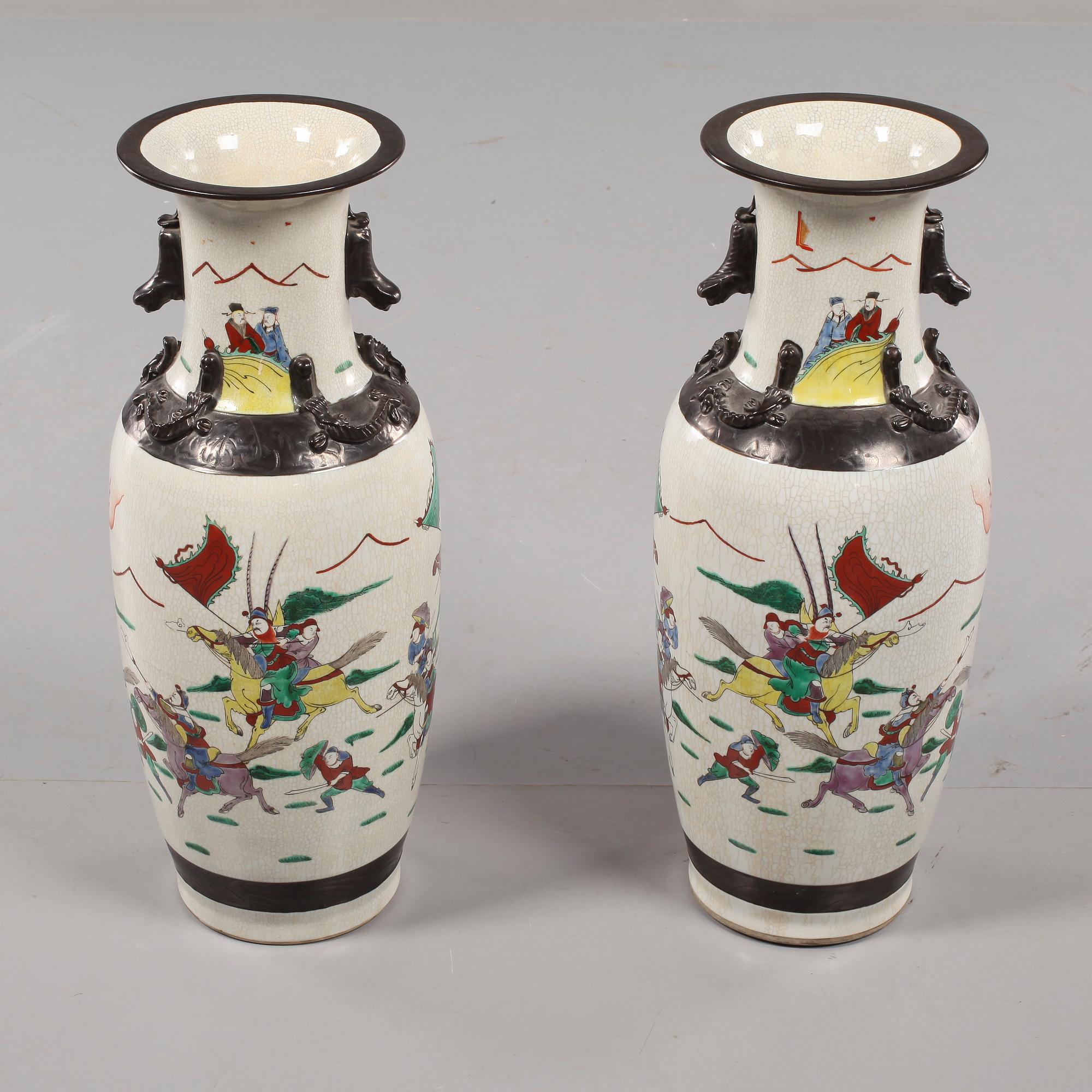 GOLVURNOR, ett par, porslin, Kina, 1900-talets första del.