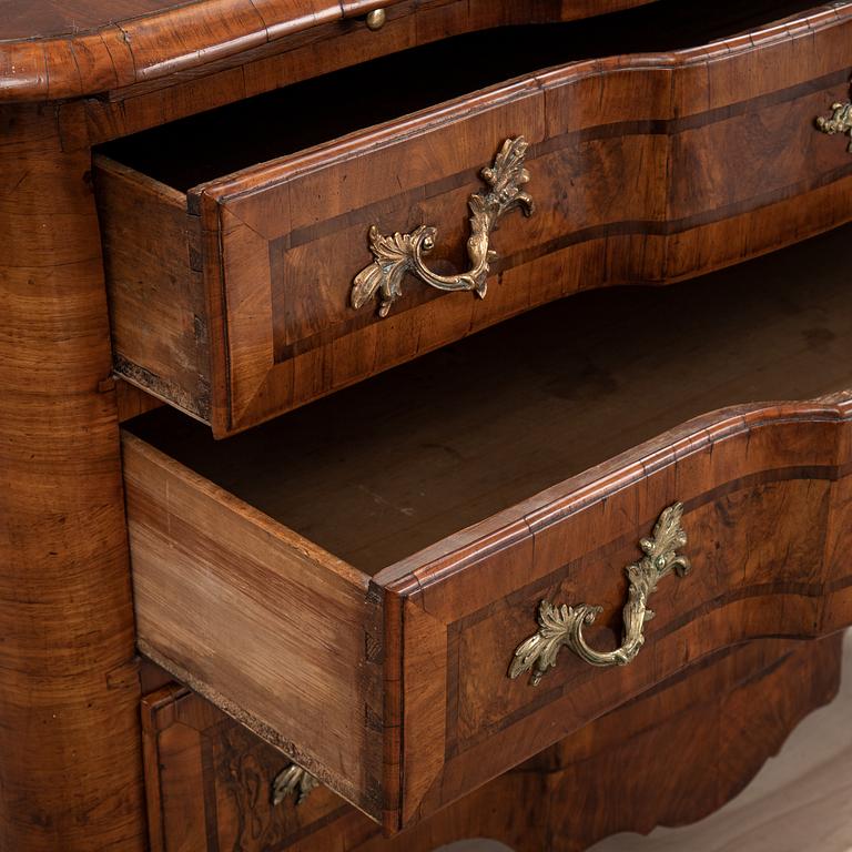 A first half of the 18th Century late Baroque chest of drawers.