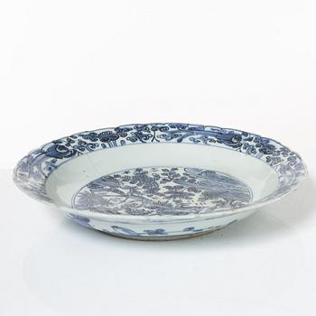 A Chinese blue and white porcelain dish, Ming dynasty, Wanli (1572-1620).