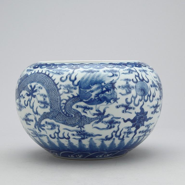 KRUKA, porslin, Kangxistil, Kina troligen 1800/1900-tal.