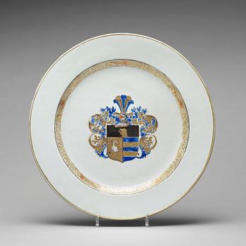 798. An armorial charger, Qing dynasty, Qianlong (1736-95).