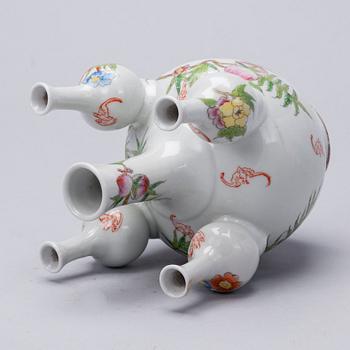 TULPPAANIMALJAKKO, posliinia, Kiina, 1900-luvun loppupuoli.