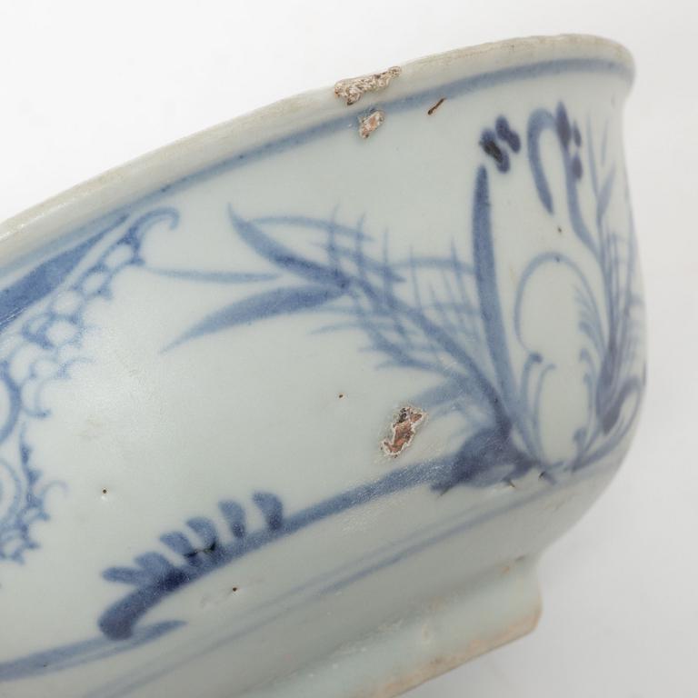 A Chinese blue and white porcelan bowl and a small vase, Ming dynasty (1368-1644).