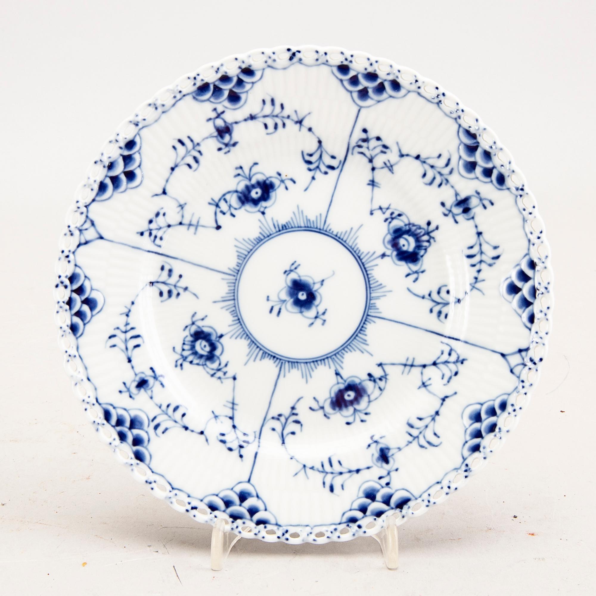 Tableware Muselmalet 27 pcs Royal Copenhagen  porcelain 20th century.