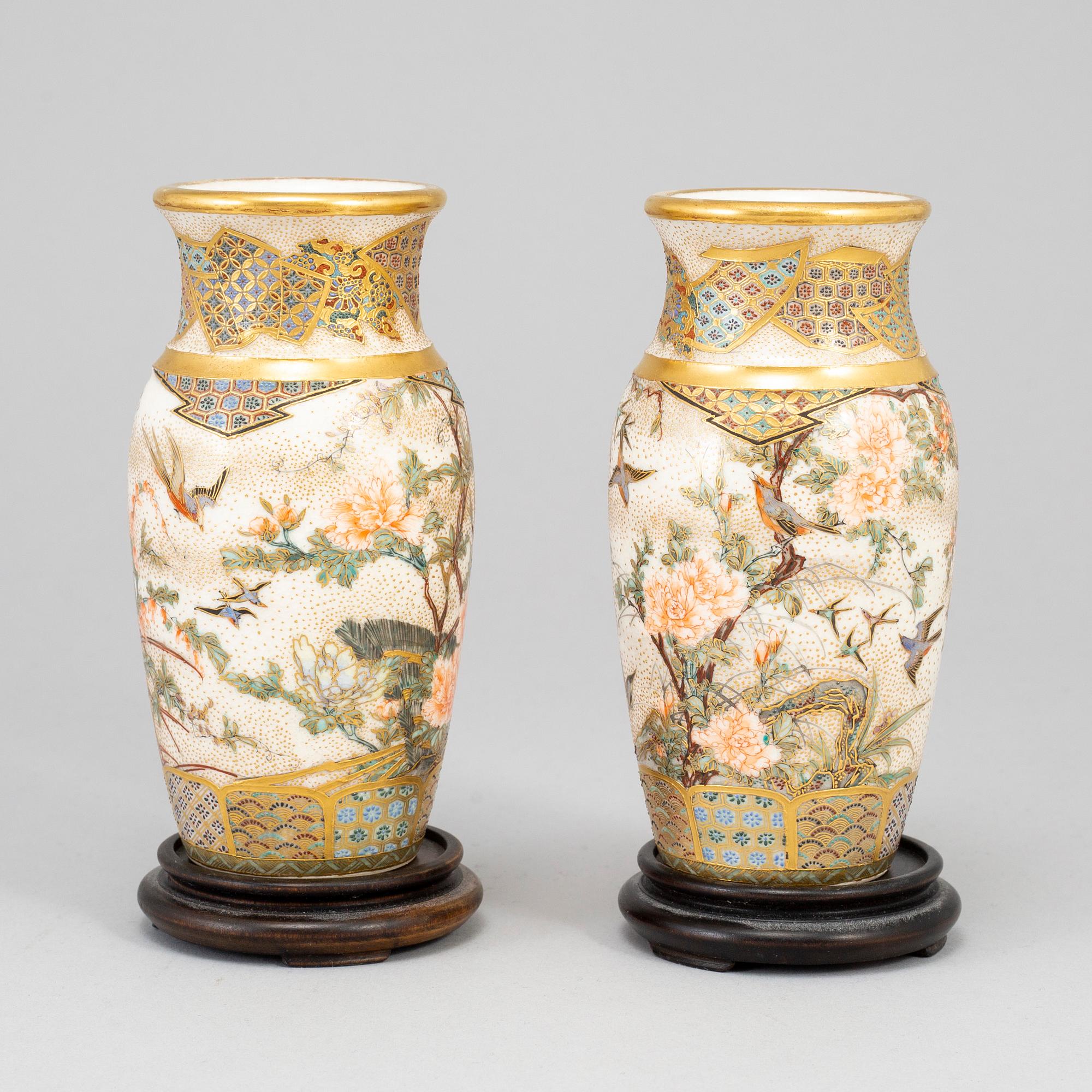 Two Japanese satsuma vases and a box with cover, early 20th Century.