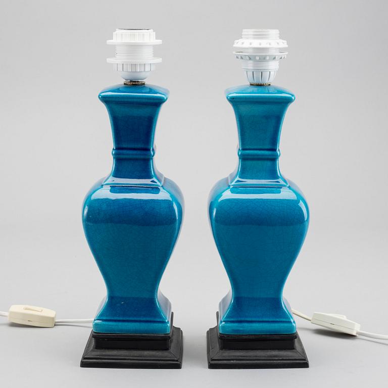 A pair of 21:st century table lamps.