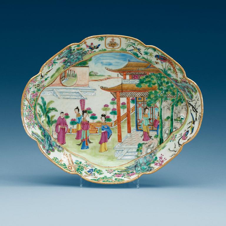 An armorial serving dish, Qing dynasty, Kanton, 19th Century.